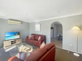 Family 3-Bed Retreat Near Batehaven Beach