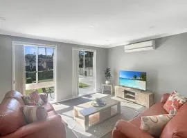 Family 3-Bed Retreat Near Batehaven Beach