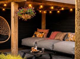 StayatSas Pippa, Luxe Boshuis met Grote Omheinde Tuin aan Vijver, hotel a Doornspijk