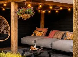 StayatSas Pippa, Luxe Boshuis met Grote Omheinde Tuin aan Vijver