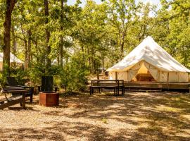 Branson में, होटल Chic Glamping Tent with Firepit