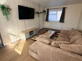 House In Hednesford Cannock, 3 Bedroom, sleeps 5