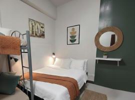 Ortigas Uptown Bonifacio CBD Hostel, hótel í Sampong