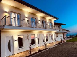 Sol Apartments Gjiri Lalzi, хотел в Драч