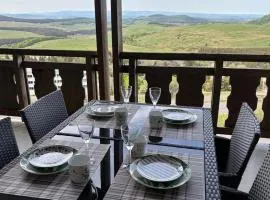 Lama-Gîte-des-Puys T3 Lamado vue époustouflante sud avec grande terrasse