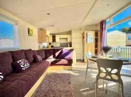 Marton Mere - 3 Bedroom Caravan- by ViVi Stays Holiday & Contractor Stays in the UK, khách sạn ở Blackpool