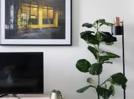 Chic 1BR Retreat Heart of City Pool&Gym Views