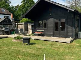 Greenwood Chalet، فندق في Ottershaw