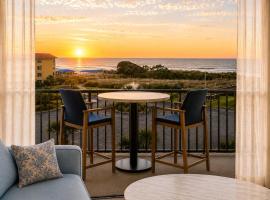 Top Floor Oceanview Luxury KING Villa - Balcony & Steps to Beach, hotel a Hilton Head Island