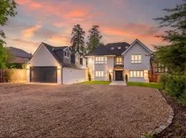 Luxury 6-Bed 6-Bath Home Near LEGOLAND with Parking