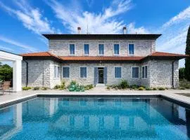 Scvola Elementare Istria - Luxury Designer Villa with Heated Pool, Private Cinema & EV Connector