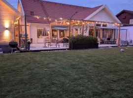 Modern familjevänlig villa med stor uteplats