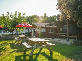 Camping Onlycamp Les Chênes Verts, Hotel in Cabrières-dʼAigues