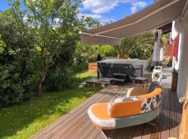 Maison grande terrasse, jacuzzi, jardin au calme, hotel a Saint-Pée-sur-Nivelle