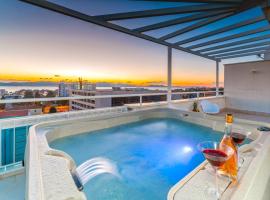 Sunset Penthouse Apartment with Jacuzzi and Seaview, hotel near Kolovare Beach, Zadar
