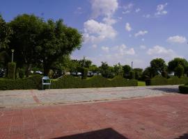 Hotel Raj Resort and Pool: Dogeta şehrinde bir otel