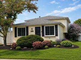 Modern Retreat with Private Pool & Yard, 10 mins to Tinley Ampitheatre home, hotelli 