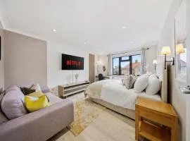 Contractor's Choice- 2 rooms - Sleeps 4 - 2 Separate Sleeping Zones - Free Parking