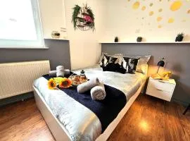 Modern 2-Bed flat NG7 Near QMC & Universities Long Stays Welcome