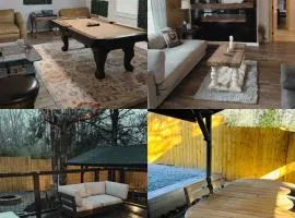 Outdoor Living - Hot Tub - Breakfast - Fenced Yard - Near Attractions