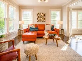 Elevate Your Stay Chic 1-Bed Condo Courtyard