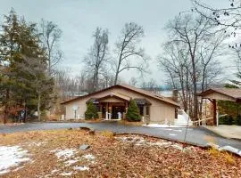 Otter Crossing - Spacious dog-friendly house w/fire pit, deck, patio & grill