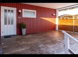 Centralt hus med AC och dubbelgarage nära stranden, hotel en Piteå