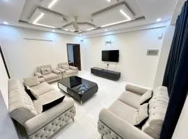 3Bedrooms Hall & Kitchen Entire Flat Main ISB