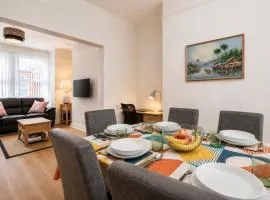 High-Standard 3BR Home, Free Parking, Sleeps 5