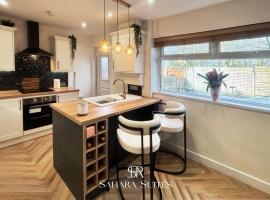 Stylish 2 Bed Hyde - sleeps 4 - Contractor & Family - Free Parking, hotell sihtkohas Hyde