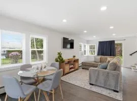 3BR Touisset Retreat Enclosed Porch & Deck