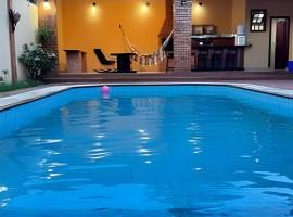 Casa confortável com piscina bem localizada, hotel in Rio Branco