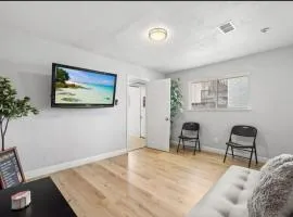 Cozy Galveston House, 5 beds and 2mi to Beach - Perfect for Groups, and Family and Friend's Gatherings