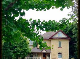 Tranquil Days Guest House ---- Arbour Garden, хотел в Стратфорд