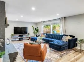 Sleeps 18 Triplex 9BR 3 Kitchens 1 Yard