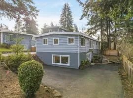 Sleeps 18 Triplex 9BR 3 Kitchens 1 Yard