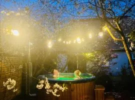 OAZA POD STRZECHĄ -Dom na wyłączność z jacuzzi, dużym ogrodem i 3 sypialniami