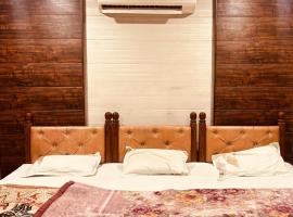 Singh Hotel's Shubhadra Guest House, хотел в Матура