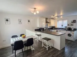 Spacious and Modern 4BR with Hot Tub and Garden