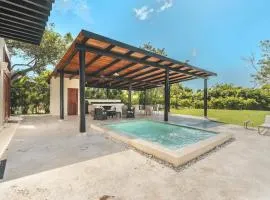 Bungallow with pool and garden in Green Village