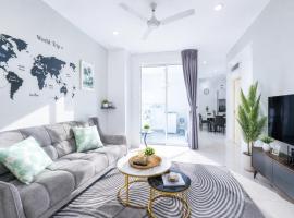High Floor Partial Seaview 2BR Suite Near Gurney Mansion One 26, хотел в Джордж Таун