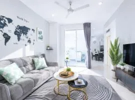 High Floor Partial Seaview 2BR Suite Near Gurney Mansion One 26