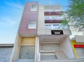 Super Townhouse Chhatarpur Metro Station Delhi