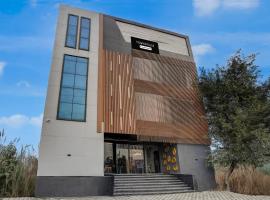 Super Townhouse Subharti University Meerut Formerly Hotel Celebration, hotel v mestu Panchli