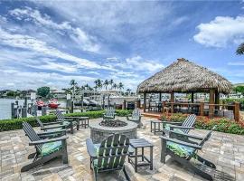 Luxury Two Bedroom Condo with Bay and Gulf Views, hotel sa Naples