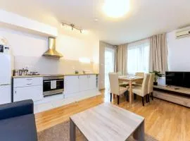 Prime Stay - Spacious 2 Bedroom Family Apartment - Parking Included