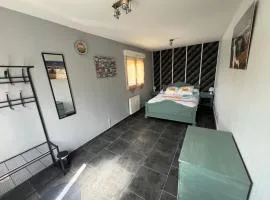 Chambre indépendante proche du circuit des 24h