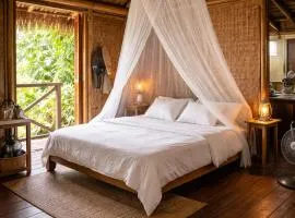 Beach Treehouse Ocean Views 2m walk to Beach