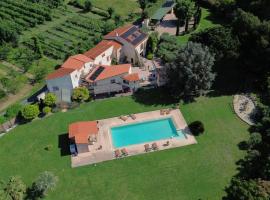 "MAS TRAMONTANE" chambres d'hôtes, studio, ancien mas agricole dans parc arboré, piscine et sa vue face au Canigou, khách sạn ở Ille-sur-Têt