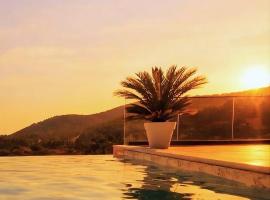 Top of the Pupnat - Private Design Villa with Panoramic Views & Infinity Pool, Hotel in Pupnat
